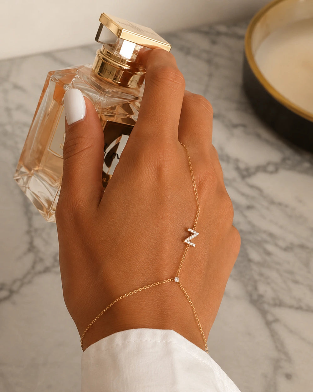 Como Minimal Letter Hand Chain
