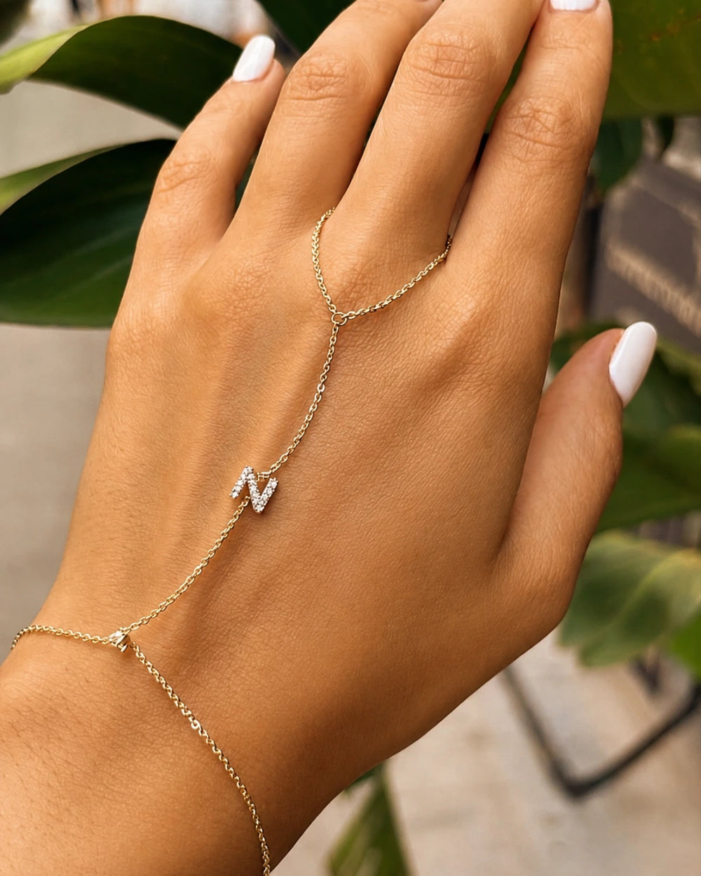 Como Minimal Letter Hand Chain